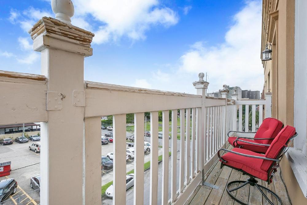 Modern 4BR Penthouse in Downtown by Hosteeva